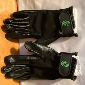 New. Hands On sz M women , men’s S black rock or wall climbing gripper gloves